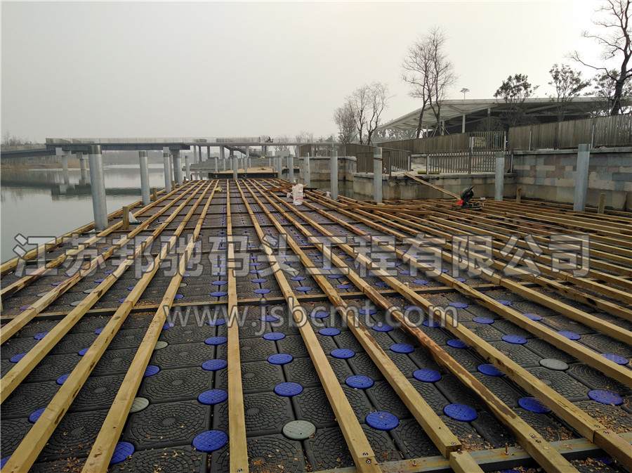 江苏邦驰码头工程有限公司浮筒客户案例-苏州天鹅湖浮筒平台2